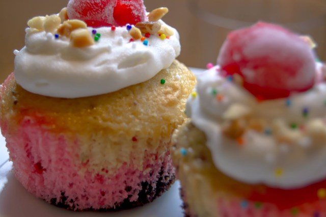 banana split cupcakes dessert